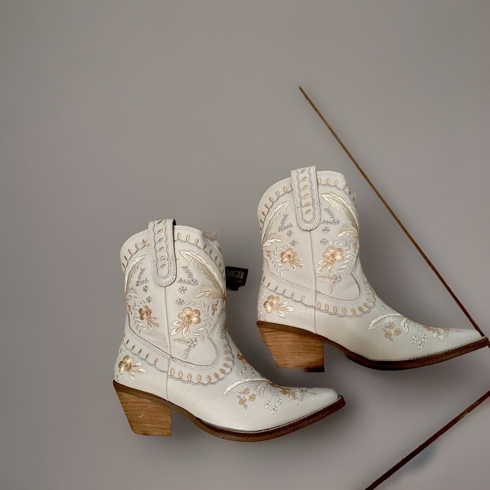 Dingo Womens DI748 White Primrose Pull On Block Heel Western Boot Size 8.5 M