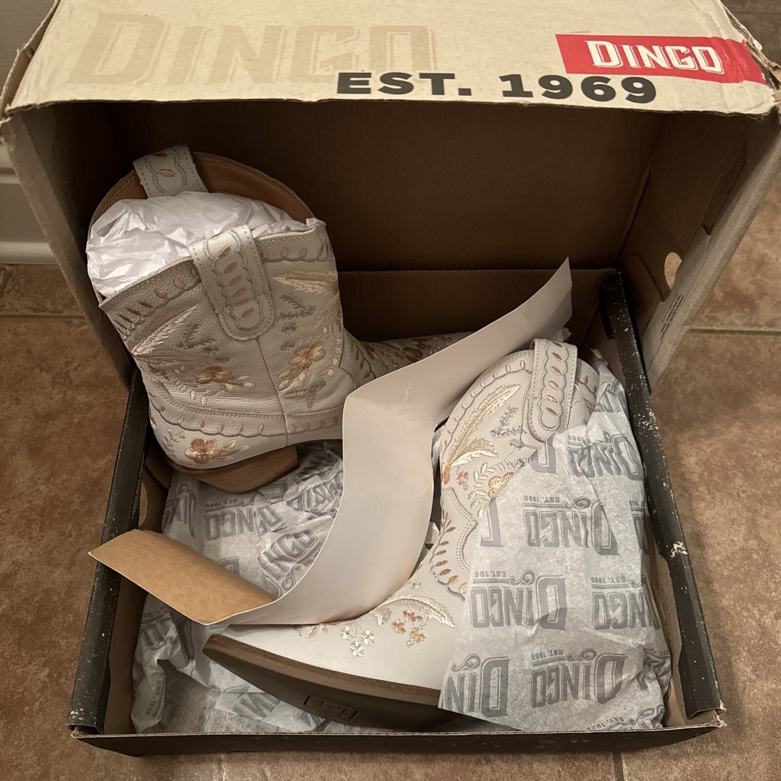 Dingo Womens DI748 White Primrose Pull On Block Heel Western Boot Size 8.5 M