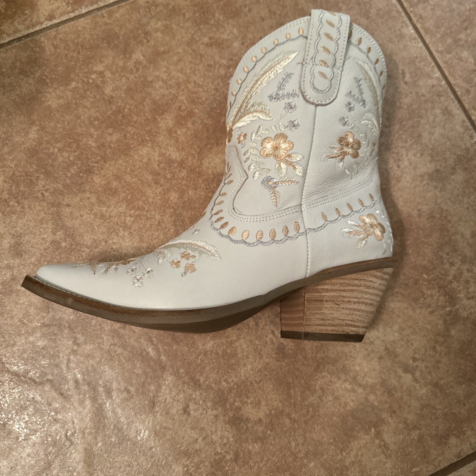 Dingo Womens DI748 White Primrose Pull On Block Heel Western Boot Size 8.5 M