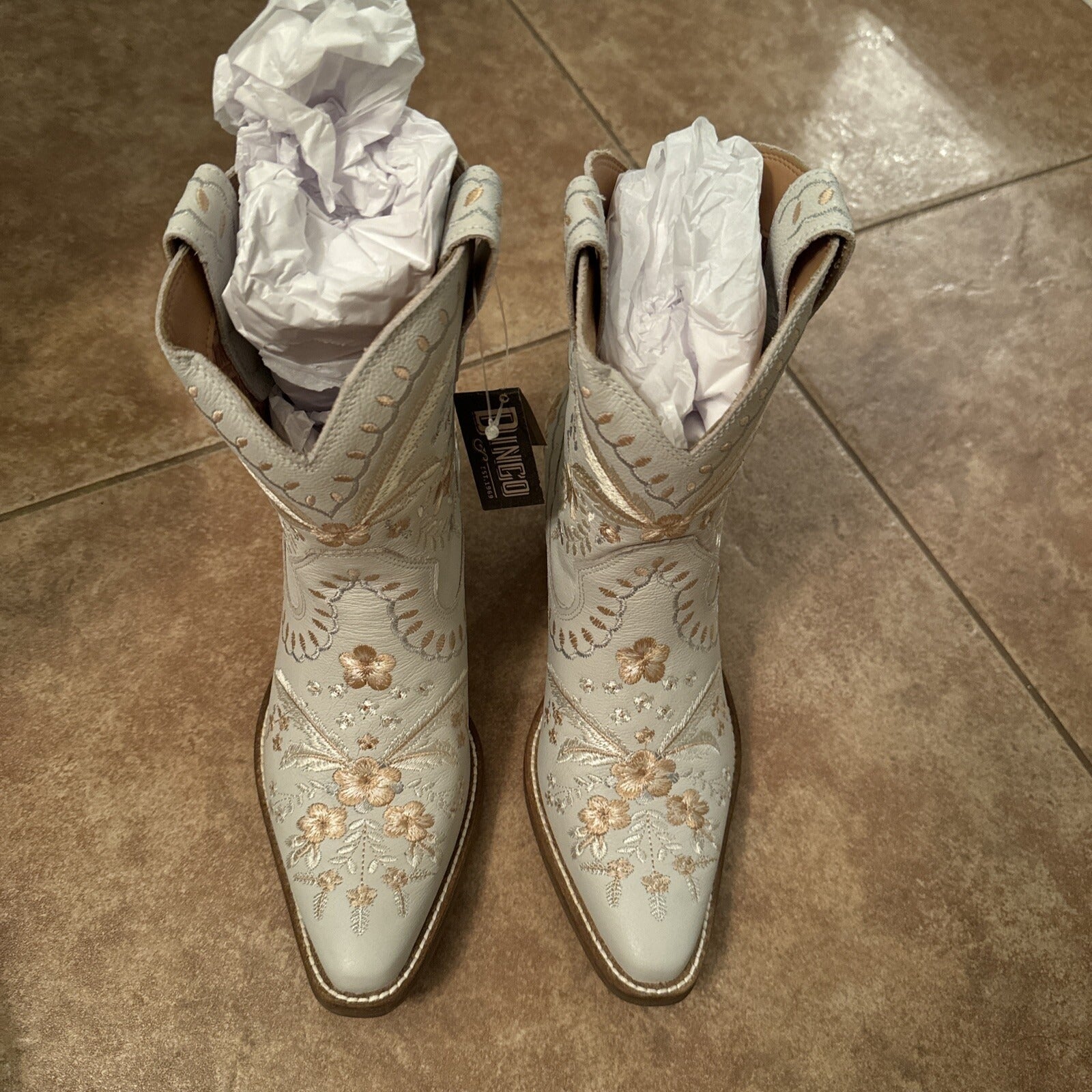 Dingo Womens DI748 White Primrose Pull On Block Heel Western Boot Size 8.5 M